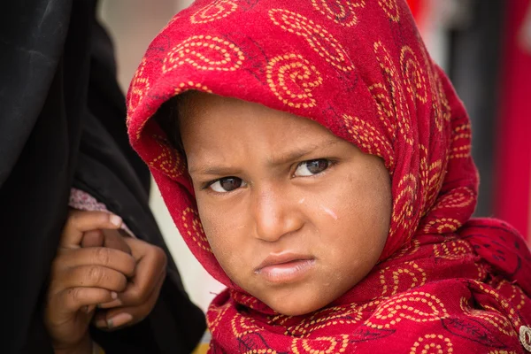 Bedelaar Indiase meisje smeekt om geld uit een voorbijganger in Srinagar, Kasjmir. India — Stockfoto