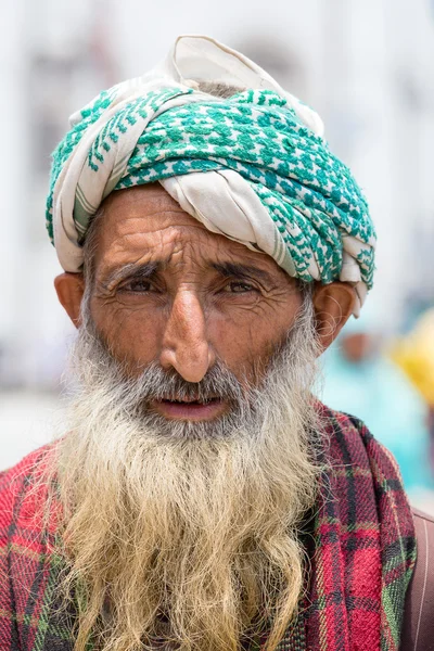 Indischer muslimischer Mann auf dem Straßenmarkt in Srinagar, Kaschmir. Indien — Stockfoto