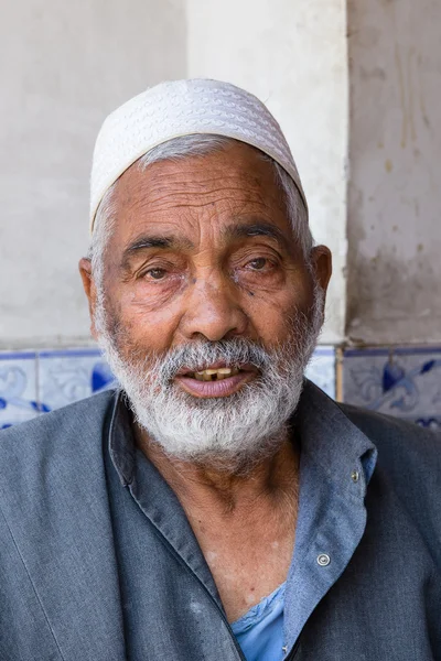 Hombre musulmán indio en el mercado callejero de Srinagar, Cachemira. India — Foto de Stock