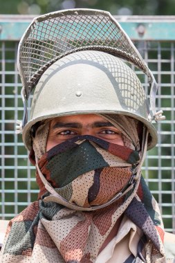 Hint sınır muhafızı. Keşmir Himalayaları'ndaki ordu kontrol noktası. Srinagar, Hindistan