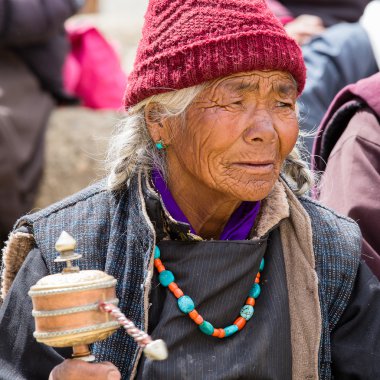 Mistik maskesi Lamayuru Gompa, Ladakh, Kuzey Hindistan, Yuru Kabgyat Budist festivalin zamanında Tsam gizem dans dans sırasında Tibet yaşlı insanlar