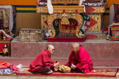 Lamayuru Gompa, Ladakh, Kuzey Hindistan'da festivalde mistik maske dans sırasında iki Budist keşiş