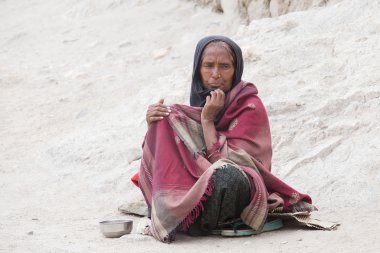 Zavallı kadın yoldan geçen Leh, Ladakh sokakta para için yalvarır. Hindistan