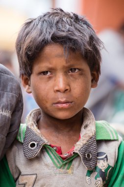 Leh, Ladakh sokakta portre dilenci genç çocuk. Hindistan