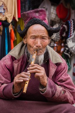 Portre Tibet yaşlı adama sokakta Leh, Ladakh içinde. Hindistan