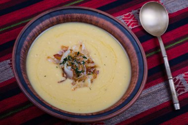 Bezelye püresi ile bir tabak içinde kızarmış soğan