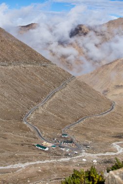Himalaya dağ ve beyaz bulut Manali - Leh otoyol boyunca. Himachal Pradesh, Ladakh, Hindistan