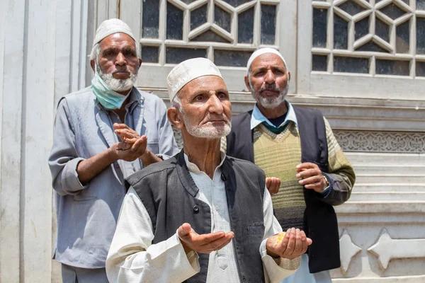 Des musulmans indiens mendient dans les rues près de la mosquée de Srinagar, au Cachemire. Inde — Photo