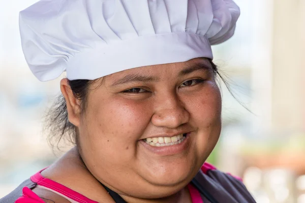 Portrait femme chef souriante dans la rue à Bangkok. Thaïlande — Photo