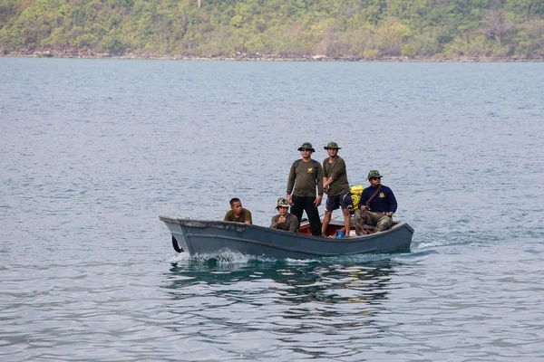 Thaise grenswachters patrouilleren op de zee in de buurt van het Cambodjaanse. Eiland Koh Kood, Thailand — Stockfoto