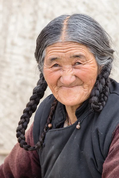 Ritratto tibetana anziana per strada a Leh, Ladakh. India — Foto Stock