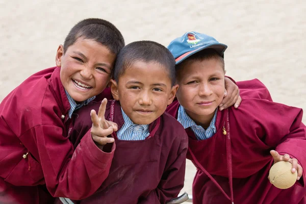 Retrato tibetano de tres chicos en Druk White Lotus School. Ladakh, Leh, India —  Fotos de Stock