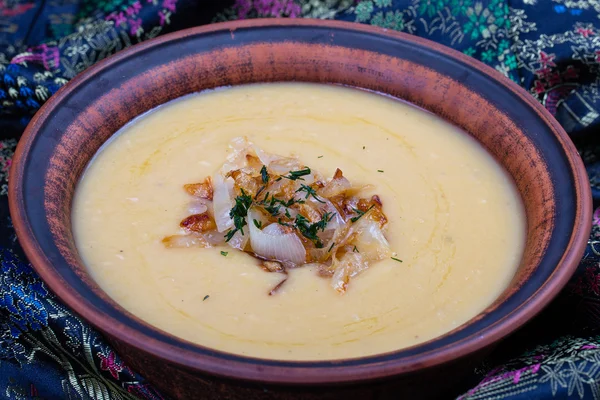 Bezelye püresi ile bir tabak içinde kızarmış soğan — Stok fotoğraf