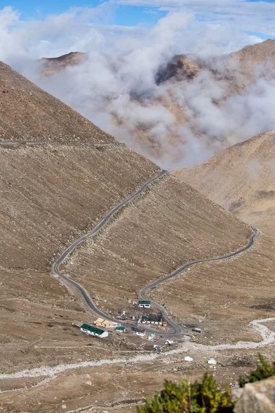 ヒマラヤの山とマナリ - レー高速道路に沿って白い雲。ヒマーチャル ・ プラデーシュ州、インド ・ ラダック — ストック写真