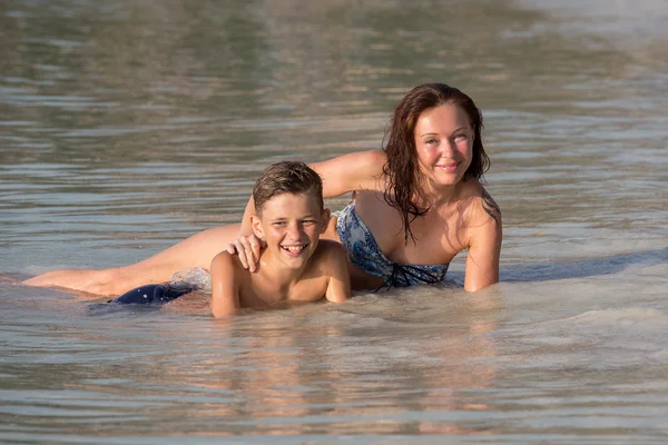 Mutter und Sohn am Strand im Meerwasser. — Stockfoto