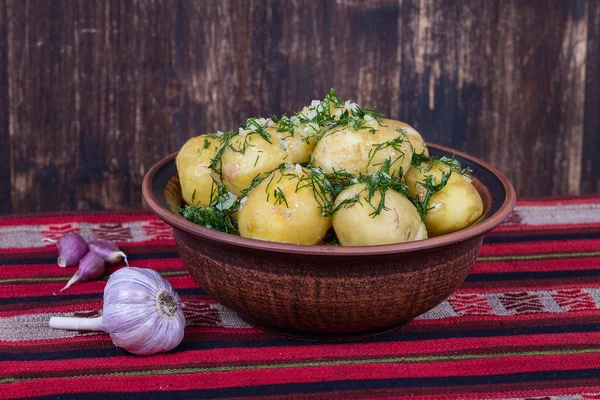 Gekookte aardappelen met dille en knoflook in de boter op een plaat — Stockfoto