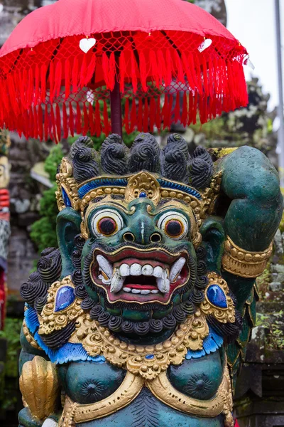 Balinese God standbeeld in Centraal Bali tempel. Indonesië — Stockfoto