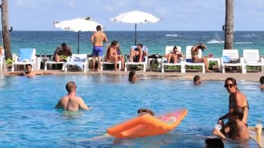 Kızlar ve erkekler dolunay partisinden önce sahilde güneşlenmek. Island Koh Phangan, Tayland