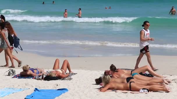 Girls and boys sunbathe on the beach before full moon party. Island Koh Phangan, Thailand — Stock Video