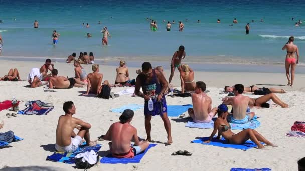 Girls and boys sunbathe on the beach before full moon party. Island Koh Phangan, Thailand — Stock Video