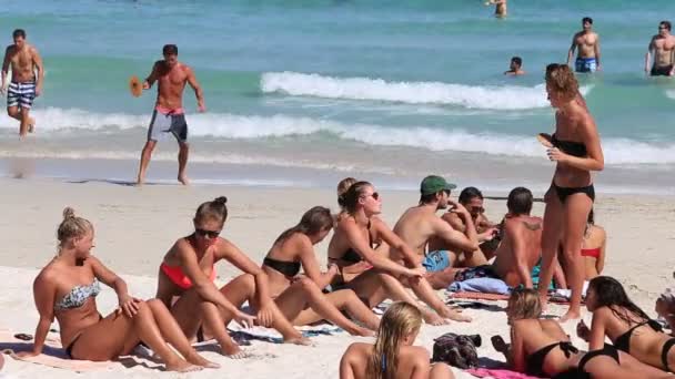 Lányok és fiúk napozik a tengerparton, mielőtt telihold fél. Island Koh Phangan-sziget, Thaiföld — Stock videók