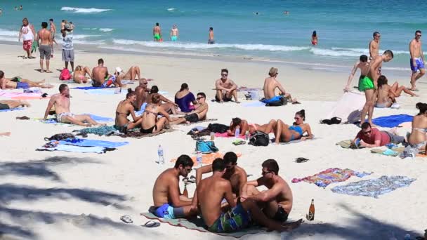 Girls and boys sunbathe on the beach before full moon party. Island Koh Phangan, Thailand — Stock Video