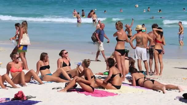 Bain de soleil filles et garçons sur la plage avant la fête de la pleine lune. Island Koh Phangan, Thaïlande — Video