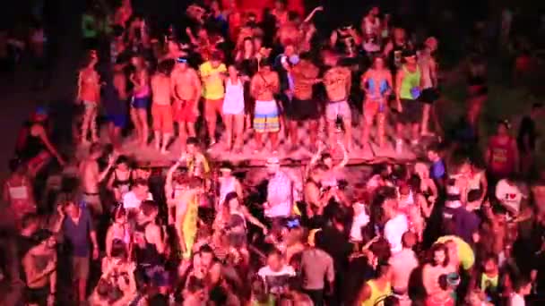 Dziewczyny i faceci tańczą na imprezie Full Moon. Wyspa Koh Phangan, Tajlandia — Wideo stockowe