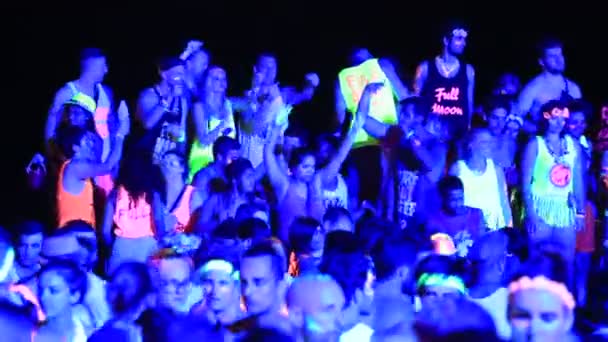 Girls and guys dancing at a full moon party. Island Koh Phangan, Thailand — Stock Video