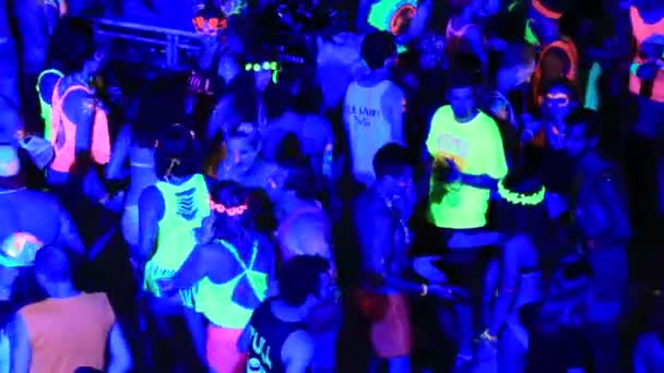 Ragazze e ragazzi che ballano a una festa di luna piena. Isola di Koh Phangan, Thailandia — Video Stock