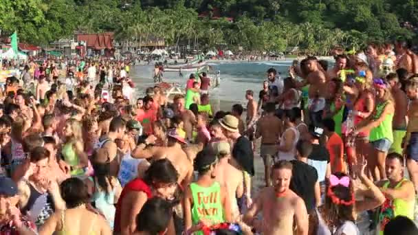 Meninas e rapazes a dançar numa festa de lua cheia. Ilha Koh Phangan, Tailândia — Vídeo de Stock