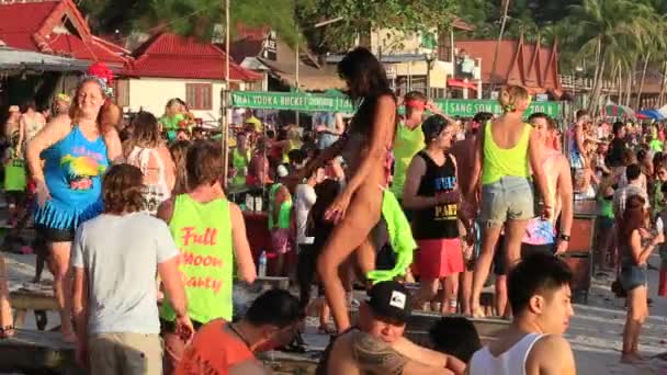 Girls and guys dancing at a full moon party. Island Koh Phangan, Thailand — Stock Video