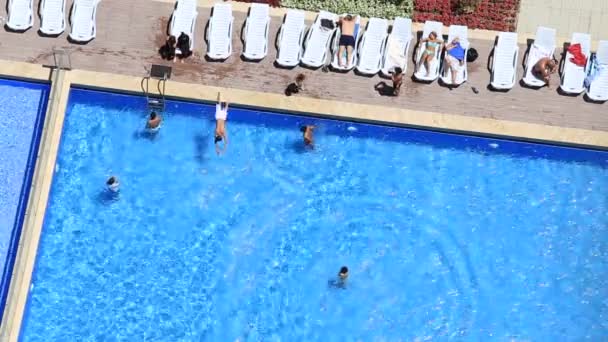 İstanbul, Türkiye - İnsanlar otelin yüzme havuzunda yüzerler. Yukarıdan görüntüle. — Stok video