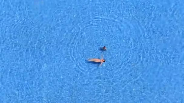 İstanbul, Türkiye - İnsanlar otelin yüzme havuzunda yüzerler. Yukarıdan görüntüle. — Stok video