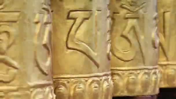 Yazılı mantra ile Tiksey manastırında Budist dua tekerlekleri. Hindistan, Himalaya, Ladakh — Stok video
