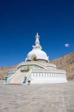 Uzun boylu Shanti Stupa, barış Pagoda yakınındaki Leh, Ladakh, Hindistan