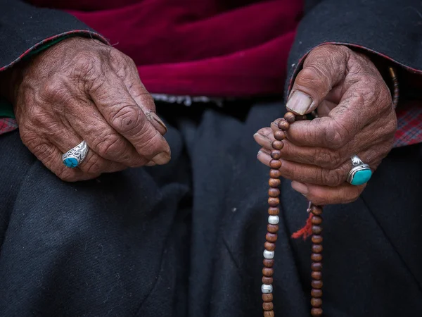 Vieja tibetana sosteniendo rosario budista, Ladakh, India . — Foto de Stock