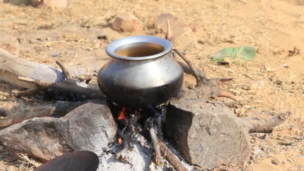 Metalltopf mit Essen in Flammen, Pushkar, Indien — Stockvideo