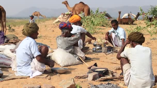 Hintli erkekler ve solan develer yıllık Pushkar Camel Mela katıldı. Hindistan — Stok video