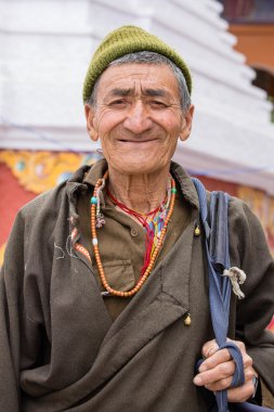 Portre Tibet yaşlı adama sokakta Leh, Ladakh içinde. Hindistan