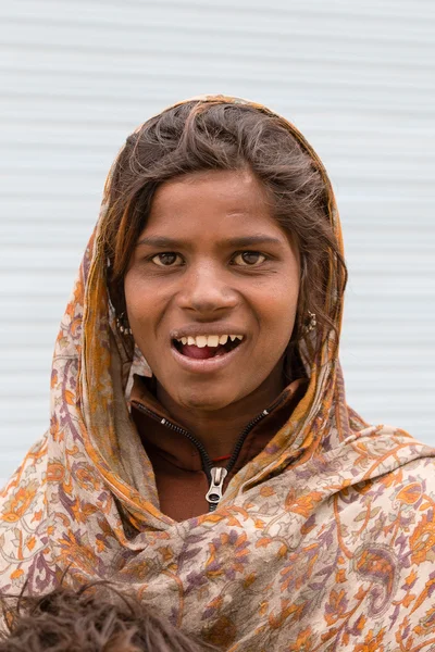 A pobre rapariga sorridente pede dinheiro a um transeunte na rua em Leh, Ladakh. Índia — Fotografia de Stock