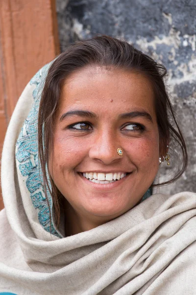 A pobre rapariga sorridente pede dinheiro a um transeunte na rua em Leh, Ladakh. Índia — Fotografia de Stock