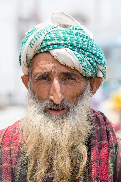 Indian muslim man in the street market in Srinagar, Kashmir. India — Stock Photo, Image