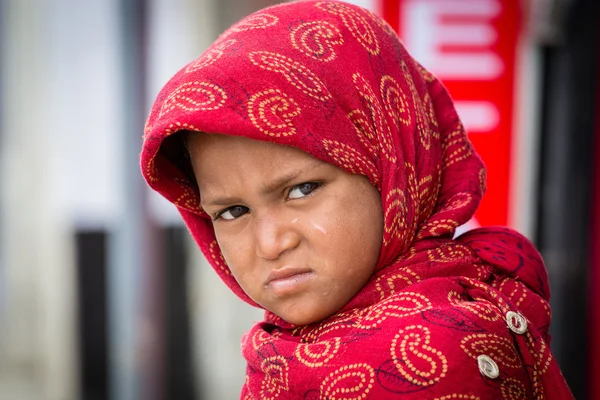 Beggar indian girl begs for money from a passerby in Srinagar, Kashmir. India — Stock Photo, Image