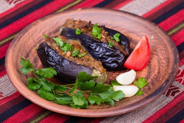 Soğan, kiraz Erik ve ceviz ile fırında patlıcan dolması