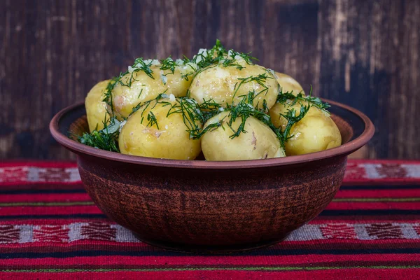 Patate bollite con aneto e aglio nel burro su un piatto — Foto Stock