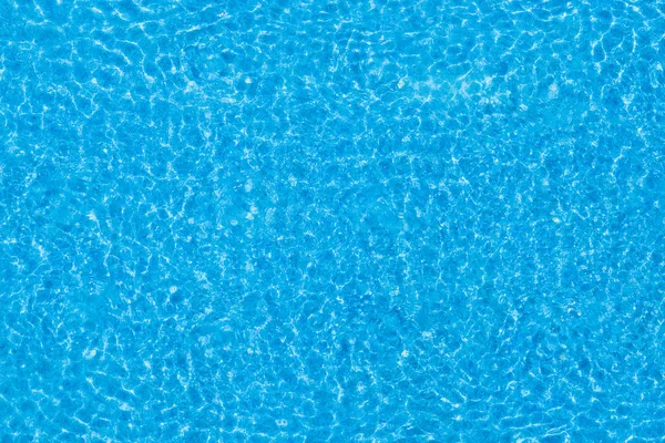 Ondulações de água no fundo da piscina azulejos azul . — Fotografia de Stock