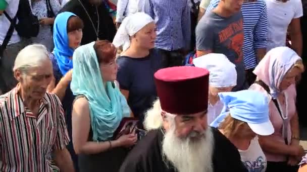 Församlingsbor ukrainska ortodoxa kyrkan Moskva patriarkatets under religiös procession. Kiev, Ukraina — Stockvideo