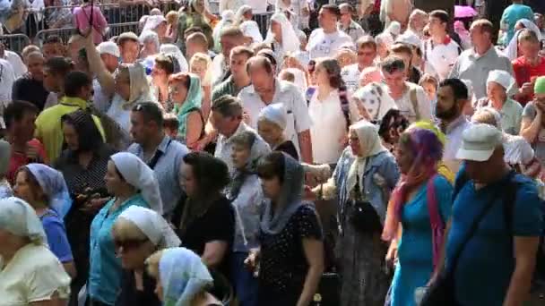 Paroissiens Église orthodoxe ukrainienne Patriarcat de Moscou pendant la procession religieuse. Kiev, Ukraine — Video