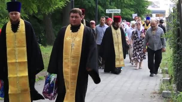 Cemaat Ukraynalı Ortodoks Kilisesi Moskova Patrikhanesi dini geçit töreni sırasında. Kiev, Ukrayna — Stok video